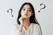 © keisuke - 若い女性、考えるポーズ、悩み、はてな、疑問符