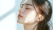 © seira_hibino - 若い綺麗なアジア人女性モデルの横顔。日差しを浴びて輝いている美肌にフォーカスした美容ポートレート。