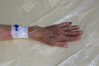 © John-Jordan - Catéter venoso periférico. Dispositivo para extraer sangre y administrar tratamientos, como líquidos intravenosos, medicamentos o transfusiones de sangre.