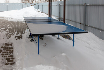 Wall Mural - A blue and black table with a tennis net on top of it