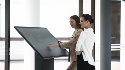 A real estate agent or designer advises a client about the purchase or sale of real estate. The concept of buying or renting residential premises.