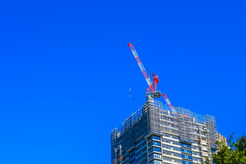 Poster - 建設中の高層マンションと青空