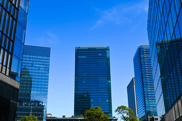 Poster - 青空と高層ビルの都市風景