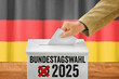© Zerbor - Mann wirft einen Stimmzettel in Wahlurne - Bundestagswahl 2025