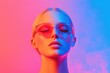 © Odrua Design - Retrato feminino com óculos de sol em iluminação neon nas cores rosa e azul, estilo futurista e conceitual, criado por IA generativa.