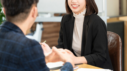 Wall Mural - ミーティングをする男女2人のビジネスマン