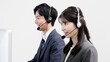 © mapo - 電話対応をするカスタマーセンターのスタッフ
