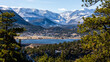 © Dylan - Nestled in a picturesque valley at the foot of the majestic, snow-capped Rocky Mountains, the charming town of Estes Park, Colorado, unfolds beside a serene blue lake