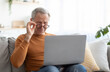 © Prostock-studio - Poor Eyesight. Senior Man Squinting Eyes Using Laptop Wearing Eyeglasses Having Problems With Vision Sitting On Couch. Ophtalmic Issue, Bad Sight In Older Age, Macular Degeneration Concept