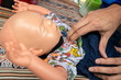 © Tatiana - Práctica de reanimación cardio pulmonar en muñeco con forma de bebé - Cardiopulmonary resuscitation practice on a baby-shaped doll
