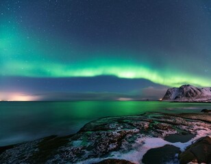Wall Mural - polarlichter leuchten über dem meer, im vordergrund eine felsige küste