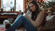 © David - une femme assise par terre dans son salon, elle embrasse un chat sur la tête, la maison est décorée pour Noël