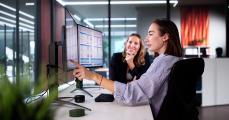 Aufkleber - Analyst Employee Working On Spreadsheet