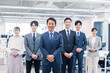 © maroke - ビジネスパーソン集合写真（オフィス）