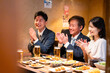 © maroke - 居酒屋でお祝いをするビジネスパーソン