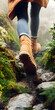 © CarlosEduardo - Botas de trekking em uma trilha montanhosa rochosa