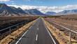 © SolarisKG - Route tranquille à travers le paysage montagneux