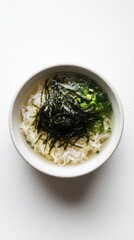 Wall Mural - きれいな白い背景に海藻と野菜を添えた新鮮な春の麺ボウルの航空写真