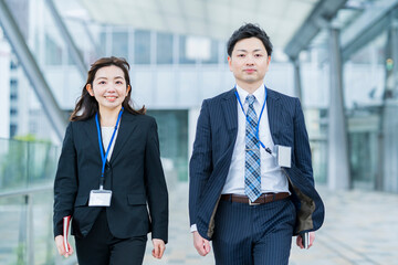 Poster - 並んで歩くビジネスパーソンの男女