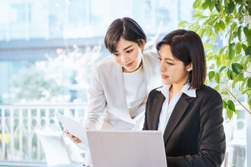 Poster - 相談して働く2人の女性（ビジネスイメージ）