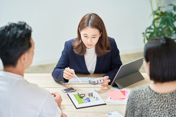 Poster - 不動産の営業をするスーツ姿の女性