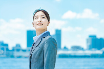 Poster - スーツ姿の女性の屋外ポートレート