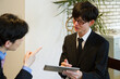 © TAGSTOCK2 - 先輩からアドバイスを受ける新人ビジネスマン
