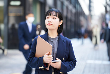 Poster - 屋外に立つビジネスウーマンのポートレート