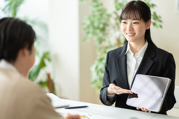 Poster - 物件を紹介している不動産屋の女性