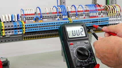 Measurement of battery parameters using a digital multimeter.