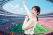 © maroke - スタジアムで応援をする若い女性