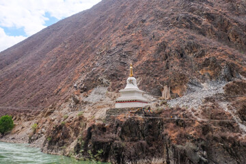 Wall Mural - Views of Tibetan houses, green field and mountains along the road from Shangri La to Yading, Sichuan 