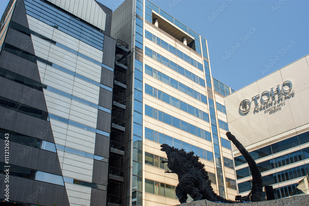 Foto de Stock Godzilla statue at the Hibiya Godzilla Square in front of ...