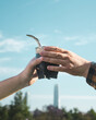 © Margaret - Fotografía de Mate Artesanal de Cuero y Alpaca - Producto Sudamericano en Uso Diario