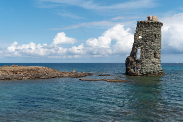 Wall Mural - Zerfallener Steinturm im Meer, Genueserturm, Cap Corse, Weg der Zöllner