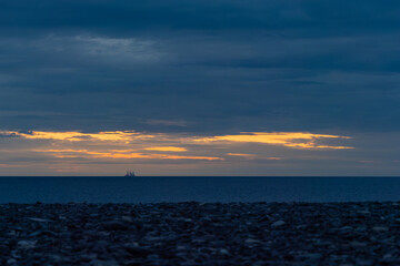 Wall Mural - Abendstimmung über dem Meer mit Schiff am Horizont