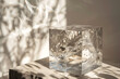 © ABS - Glas Cube mit wellenartigen Einschlüssen auf Betonblock