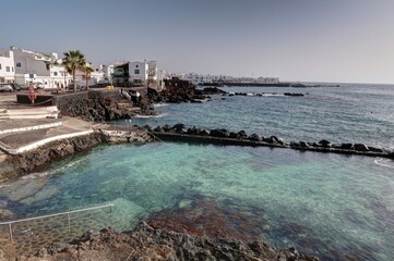 Wall Mural - plage à Arrieta sur le littoral de Lanzarote dans les îles canaries	