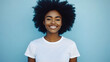 © john - retrato mujer joven de raza negra con pelo afro sonriente vistiendo camiseta blanca de manga corta sobre fondo azul claro con espacio vacio