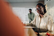 © Zamrznuti tonovi - Young african american manager leading a business meeting in modern office