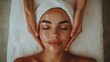 © David - vue de dessus, Une belle femme sur la table de massage, les yeux fermés, et les mains d'une masseuse professionnelle touchent doucement son visage et son cou pour lisser sa peau.