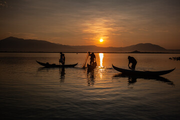 One morning on Nai Lagoon, Phan Rang, fishermen were fishing when the sun was high. Photo taken in Phan Rang on May 2, 2018.