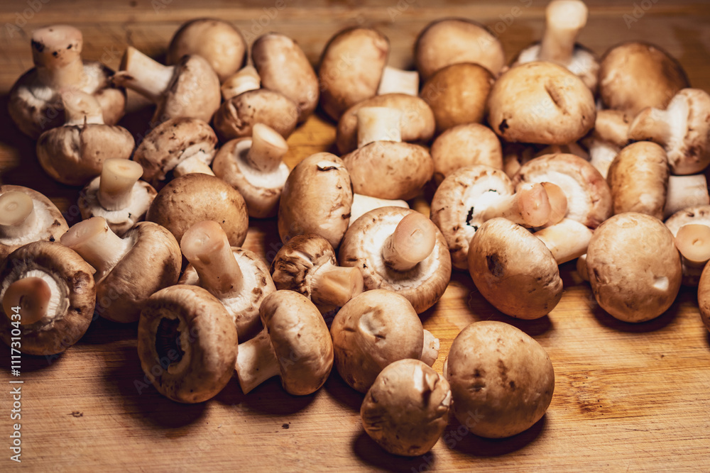 plan de cuisine, avec une grosse poignée de champignons de Paris, qui