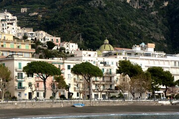 PAESAGGIO URBANO DI MAIORI,COSTIERA AMALFITANA,ITALIA,2 DICEMBRE 2024.