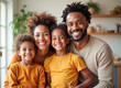 © Rick Captura - Familia unida con dos hijos en un entorno hogareño y feliz