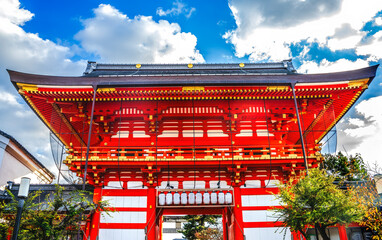 Wall Mural - Colorful Red Main Gate Yasaka Gion Shinto Shrine Kyoto Japan