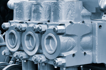 Aufkleber - A machine with three cylinders and a bolt on the front. The cylinders are silver and the bolt is black