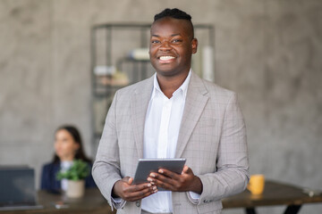 Leinwandbilder - Black guy in suit over group of professionals engage in collaborative discussions at an office meeting. They explore ideas and strategies while working on a project.