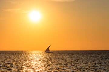 Canvas Print - Silhouette of traditional wooden dhow boat in the Indian ocean at sunset in Zanzibar, Tanzania