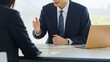 © metamorworks - ビジネス、会議、ミーティング、打ち合わせ、男性、説明、話す、商談、ビジネスパーソン、営業、アドバイザー、コンサル、コンサルティング、コンサルタント、経営、マネジメント、マーケティング、ファイナンシャルプランナー、FP、顧問、サポート、サービス、会話、人材、面談、面接、仕事、オフィス、企業、説得、販売、女性、顔なし、接客、おすすめ、店員、スタッフ、書類、契約、案内、紹介、ハローワーク、企業説明会、就